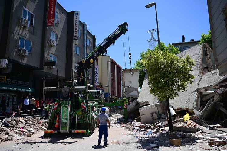 Çöken binadan kurtarılan 2 yaralı daha taburcu edildi 1